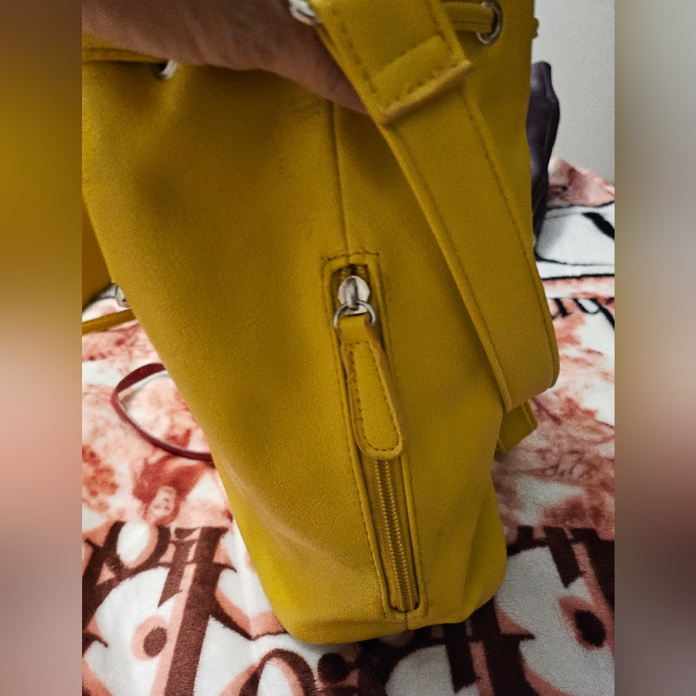 Fun Yellow Handbag - Picture 6 of 8